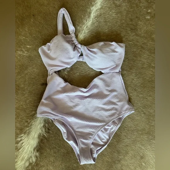 Stylish One-Shoulder Swimsuit in Light Purple - Picture 2 of 3
